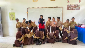 Semangat literasi Al-Qur’an menyatukan mahasiswa KKNT Unhas dan pelajar SDN 184 Pinrang dalam kebersamaan. (Foto: Dok.Pribadi).